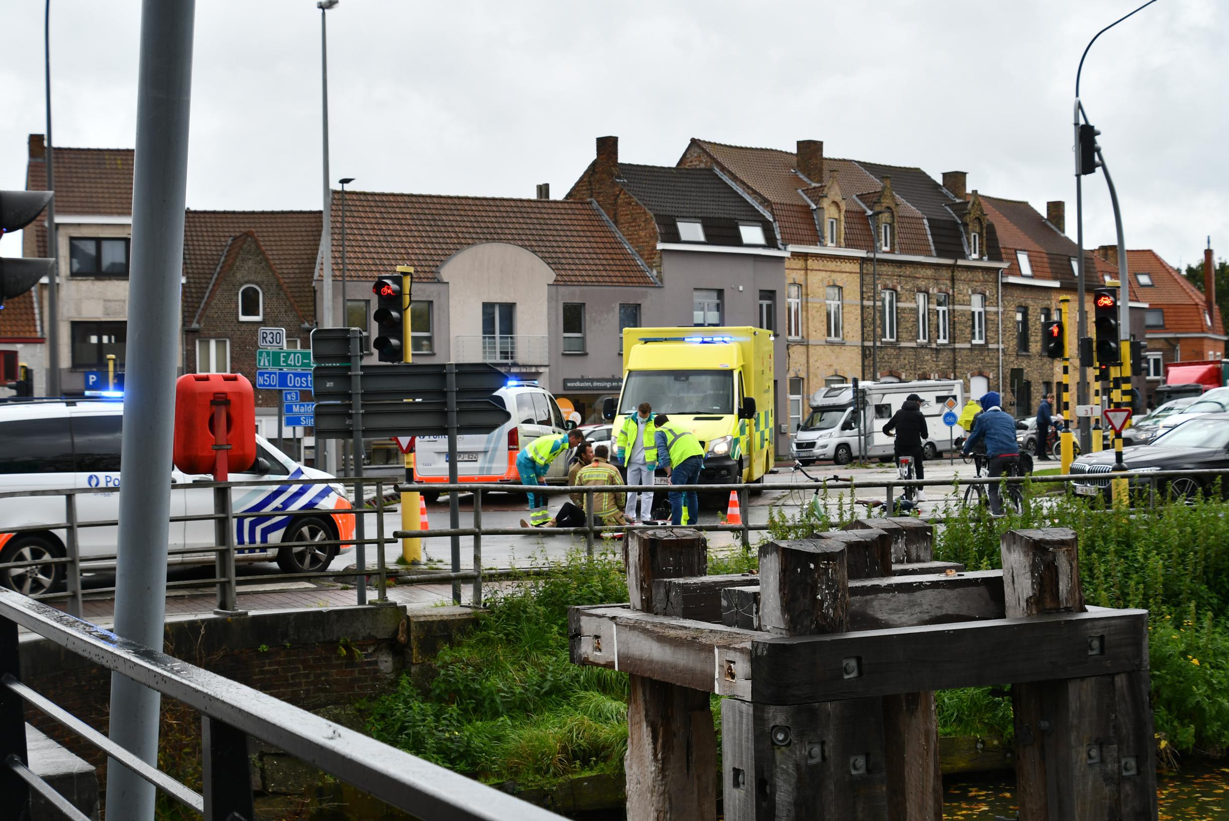 Fietser Naar Ziekenhuis Na Aanrijding Met Auto - West-Vlaanderen Nieuws ...