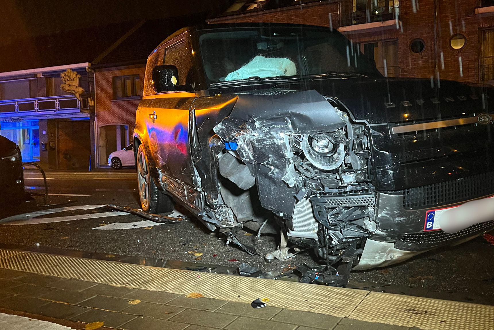 Terreinwagen Botst Tegen Geparkeerde Voertuigen In Wimmertingen ...