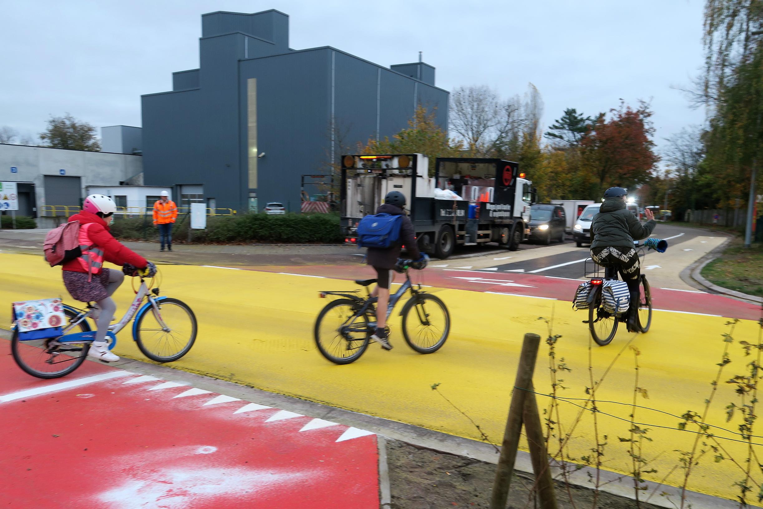 Laatste bareel eindelijk weg uit Sluizenstraat: felle gele kleur moet auto’s én fietsers alert houden