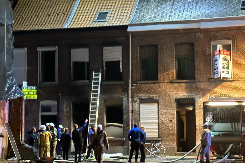 Hevige brand vernielt twee rijhuizen: “Het ging razendsnel, eerst alleen wat rook, seconden later sloegen de vlammen naar buiten”