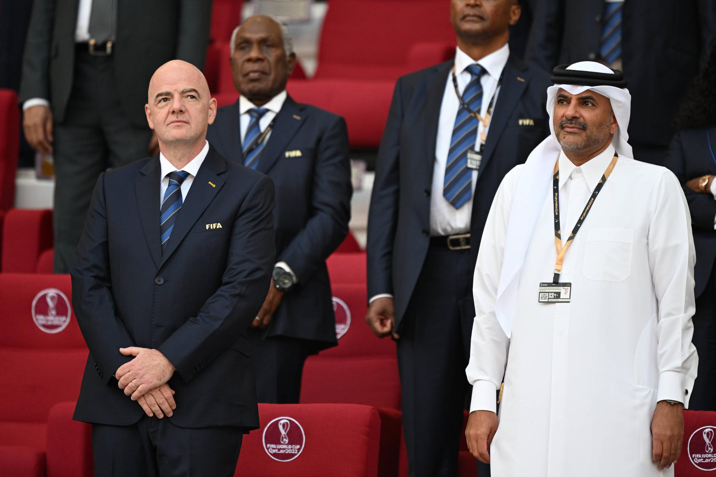 Dressoir Verrast Kostuums FIFA-voorzitter Gianni Infantino lijkt wel een handpop van Qatar” | Het  Nieuwsblad Mobile