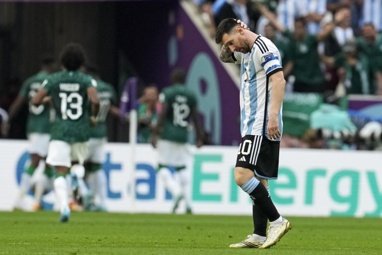 Wat een blamage! Messi gaat met topfavoriet Argentinië meteen onderuit tegen heroïsch Saudi-Arabië