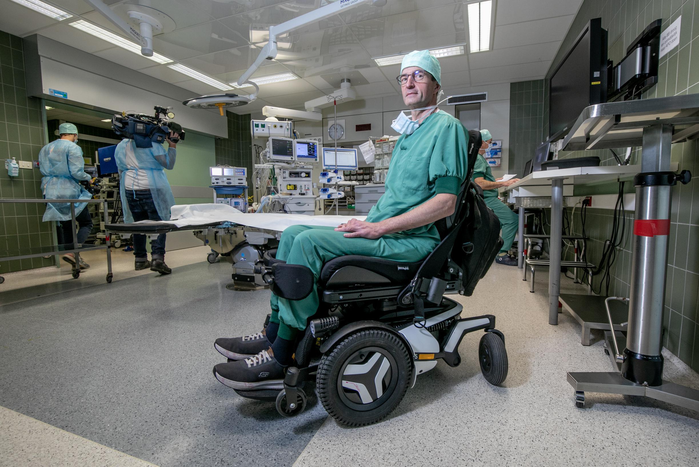Democratie storting pedaal Hij raakte 8 maanden geleden verlamd, nu opereert dokter Geoffroy (53)  vanuit rolstoel: “Dit was de grootste uitdaging van mijn leven” | Het  Nieuwsblad Mobile