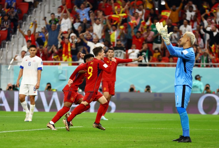 Spanje geeft visitekaartje af op WK met zeven goals in kat-en-muisspel met Costa Rica
