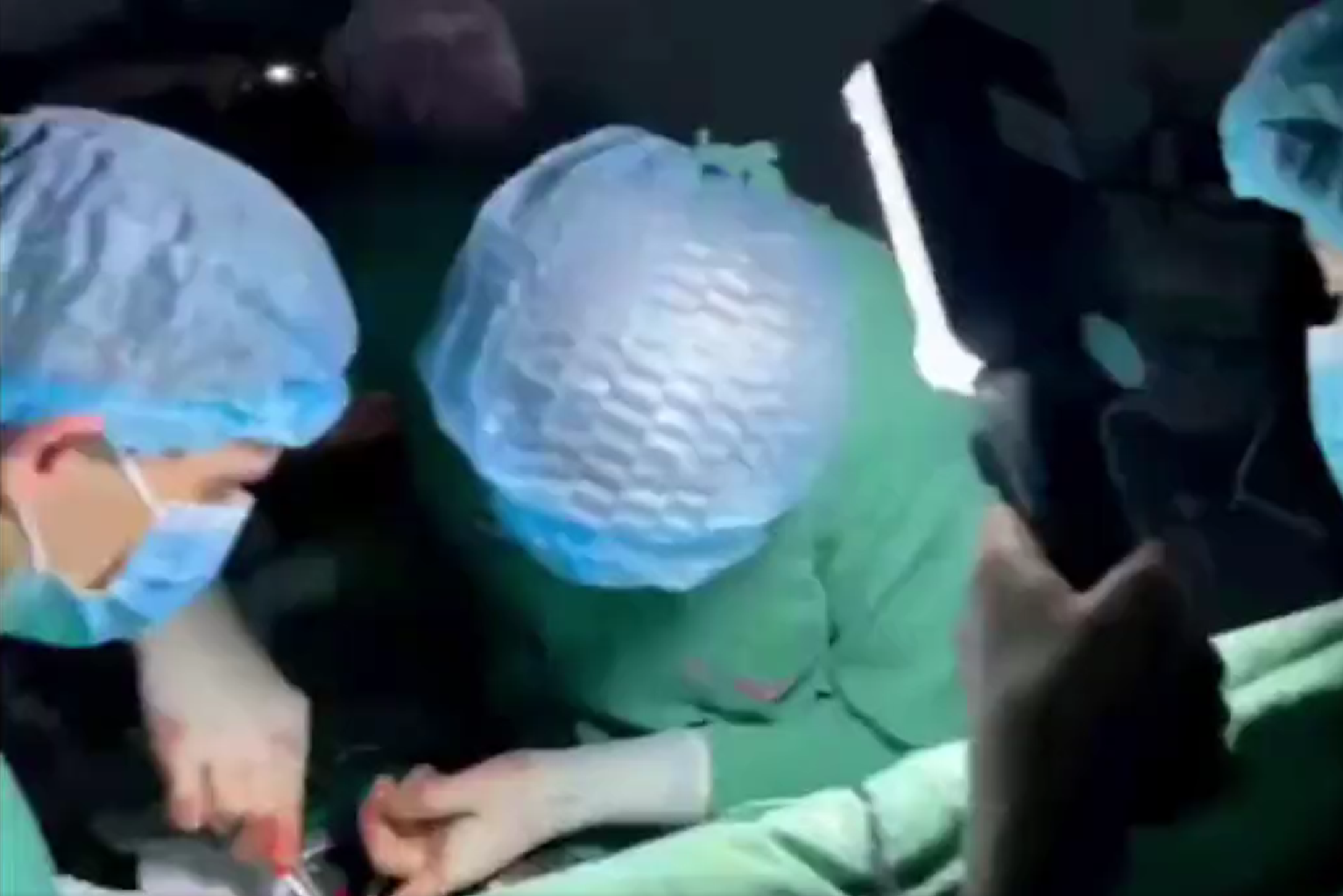 Ukrainian doctors perform life-saving heart surgery on child during ‘blackout’ in Kiev hospital