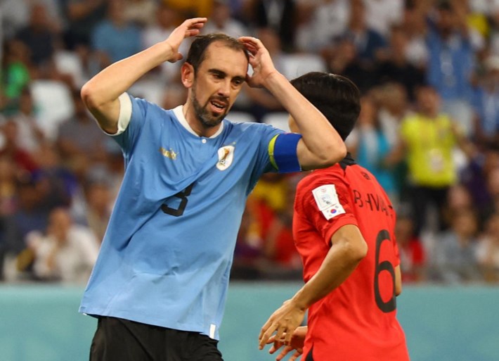 Luis Suarez en Uruguay tonen hun tanden niet, al treffen ze tweemaal de paal tegen Zuid-Korea