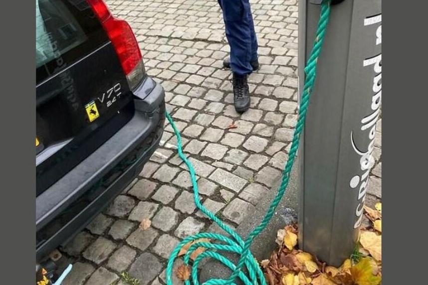 Grappig: Nederlander hangt touwtje tussen zijn auto en laadpaal om stiekem te parkeren
