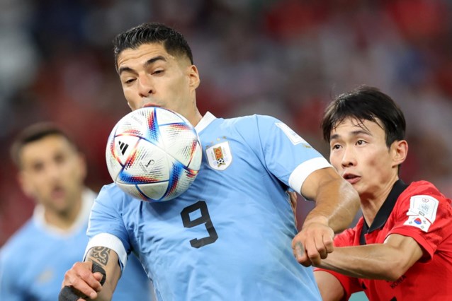 Luis Suarez en Uruguay tonen hun tanden niet, al treffen ze tweemaal de paal tegen Zuid-Korea