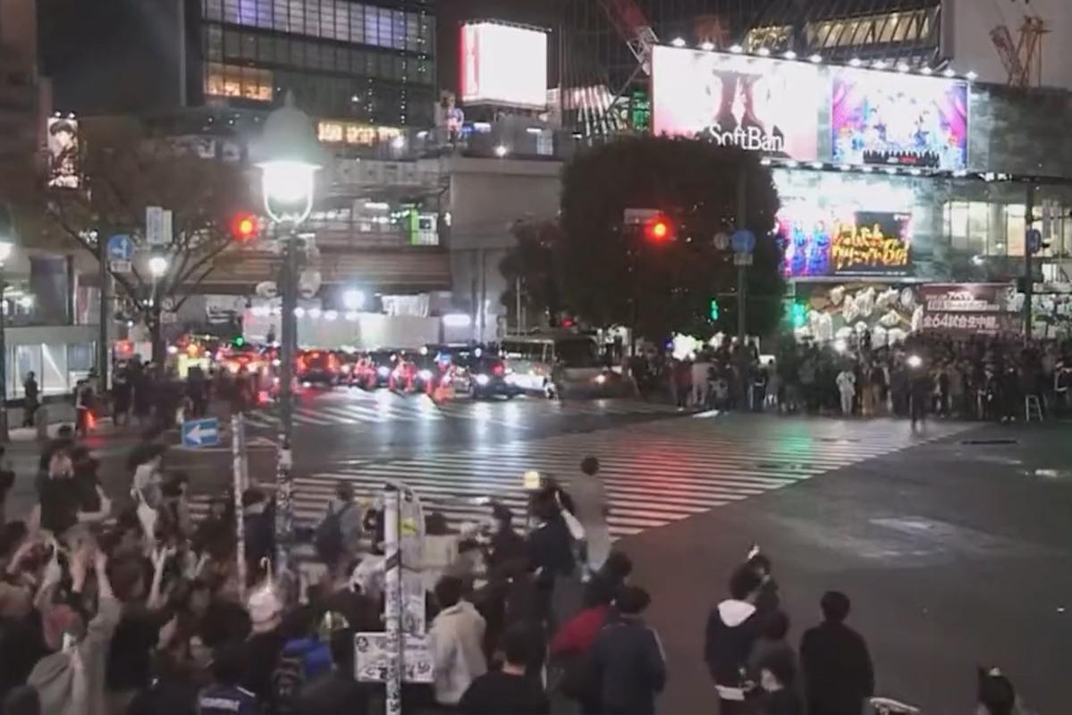 Japanse fans wachten braaf tot licht op groen springt vooraleer ze stuntzege tegen Duitsland vieren
