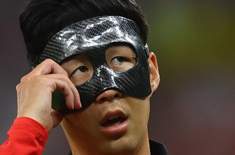 Luis Suarez en Uruguay tonen hun tanden niet, al treffen ze tweemaal de paal tegen Zuid-Korea