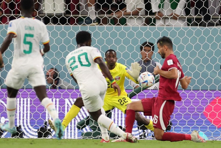 Gastland Qatar is uitgeschakeld op WK na logische nederlaag tegen Senegal