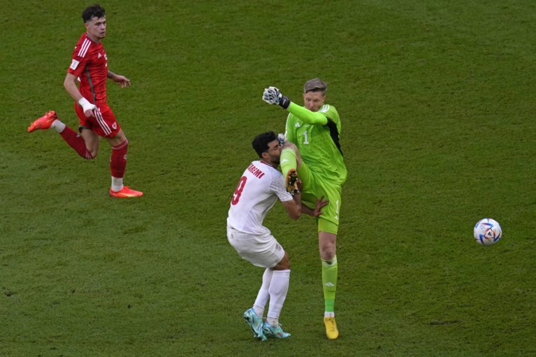 Iran herpakt zich en klopt Wales in extra tijd na knotsgekke slotfase, Welshe doelman krijgt eerste rode kaart op dit WK