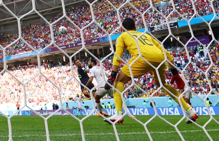 Australië klopt Tunesië met het kleinste verschil na wondermooie goal en mag blijven dromen