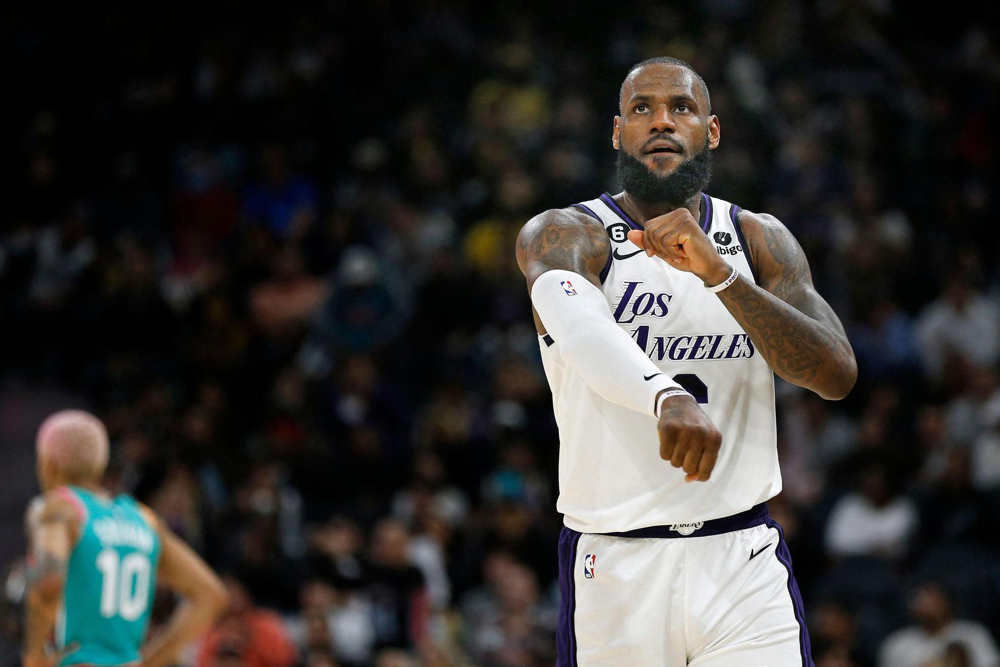NBA. Lakers winnen van Spurs dankzij terugkeer LeBron James, Celtics blijven op kruissnelheid