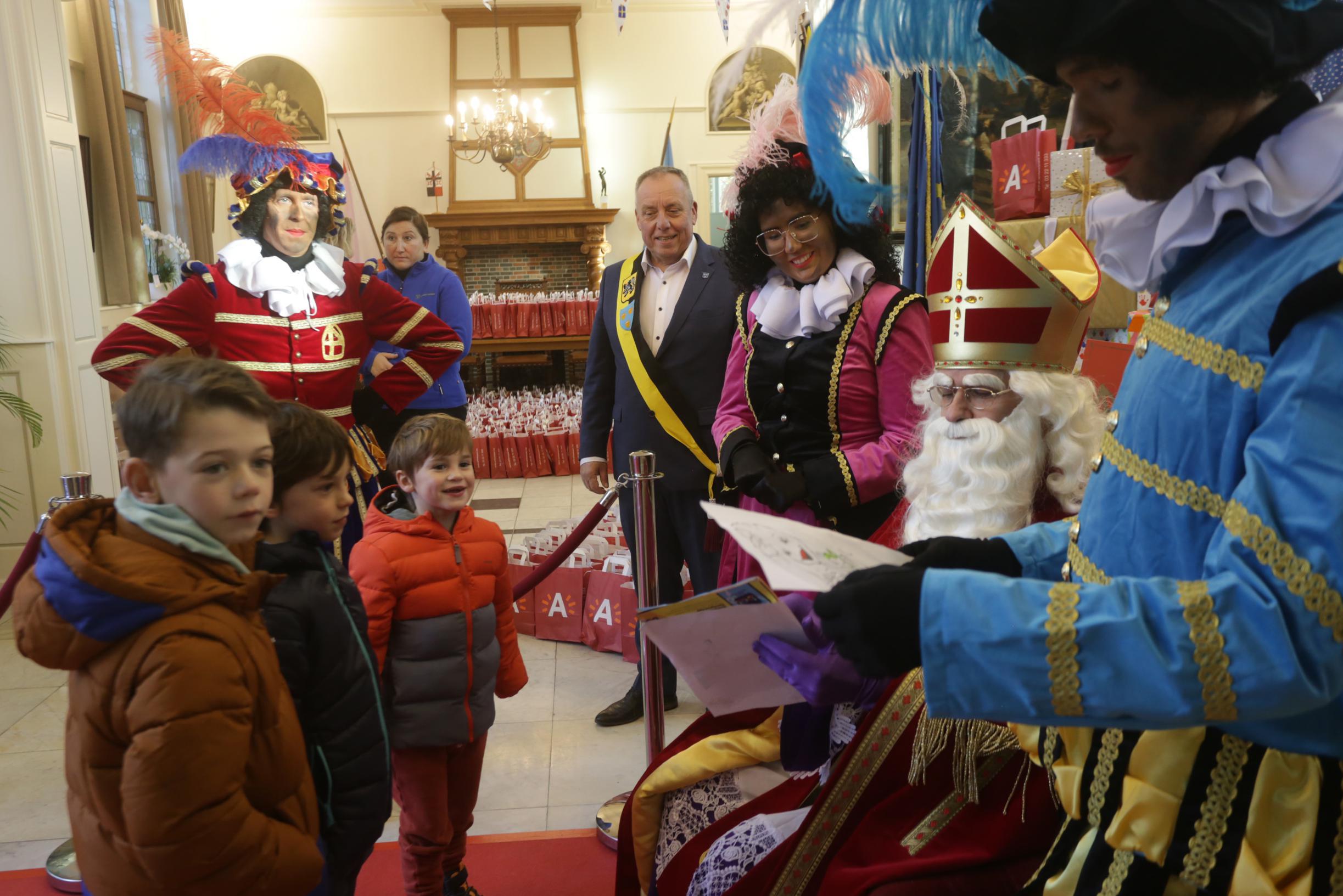 Meer dan duizend brave kinderen verwelkomen Sinterklaas