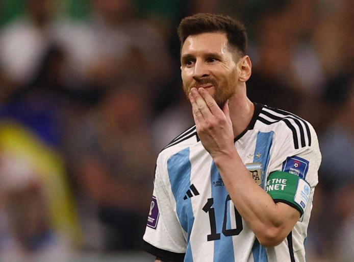 Wie anders? Lionel Messi zet Argentinië op weg naar felbevochten zege tegen Mexico, maar slotspeeldag wordt nog link 
