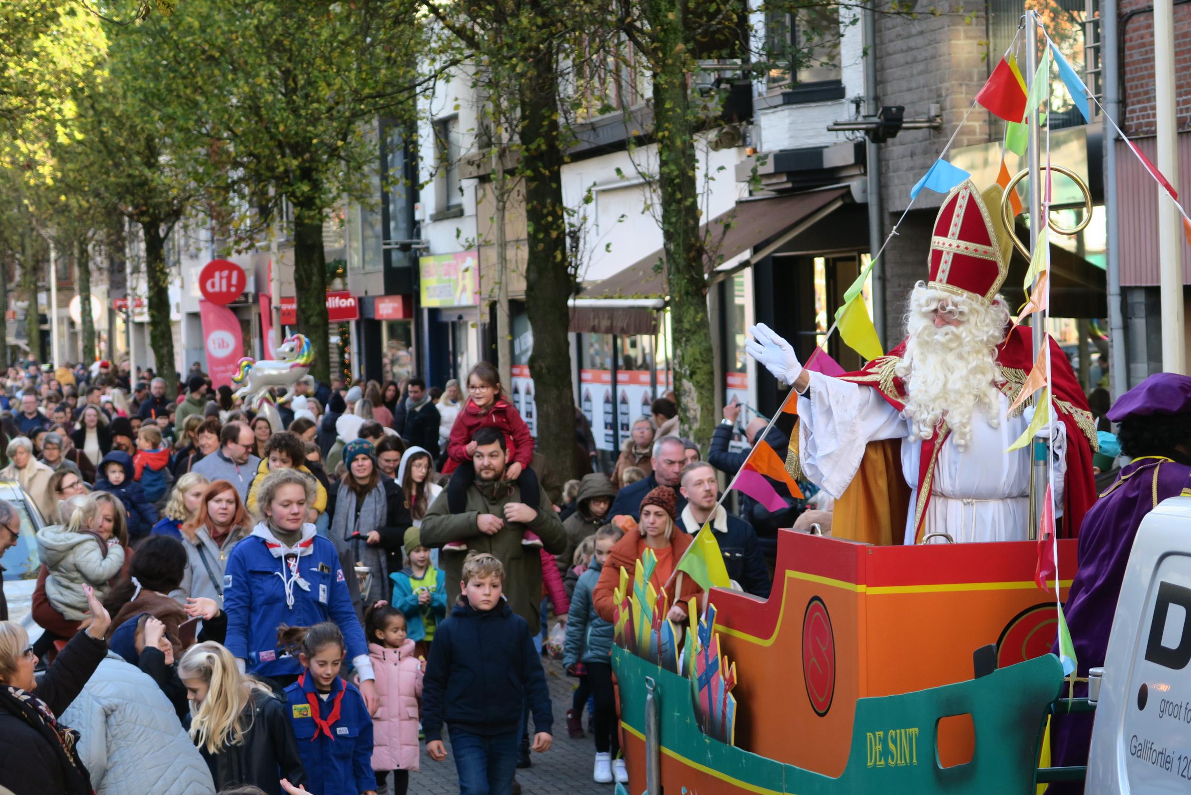 Kleurrijke Sinterklaasvloot splijt  mensenzee