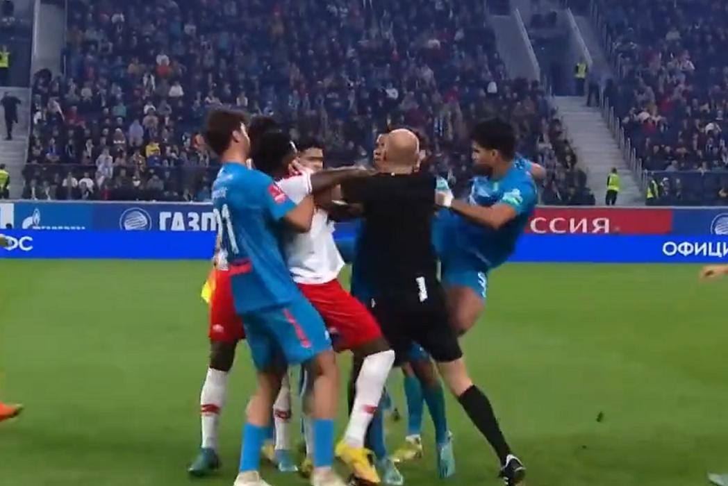 Beruchte Nederlandse voetballer zet Russische topper volledig in de fik: zes keer rood na massale vechtpartij