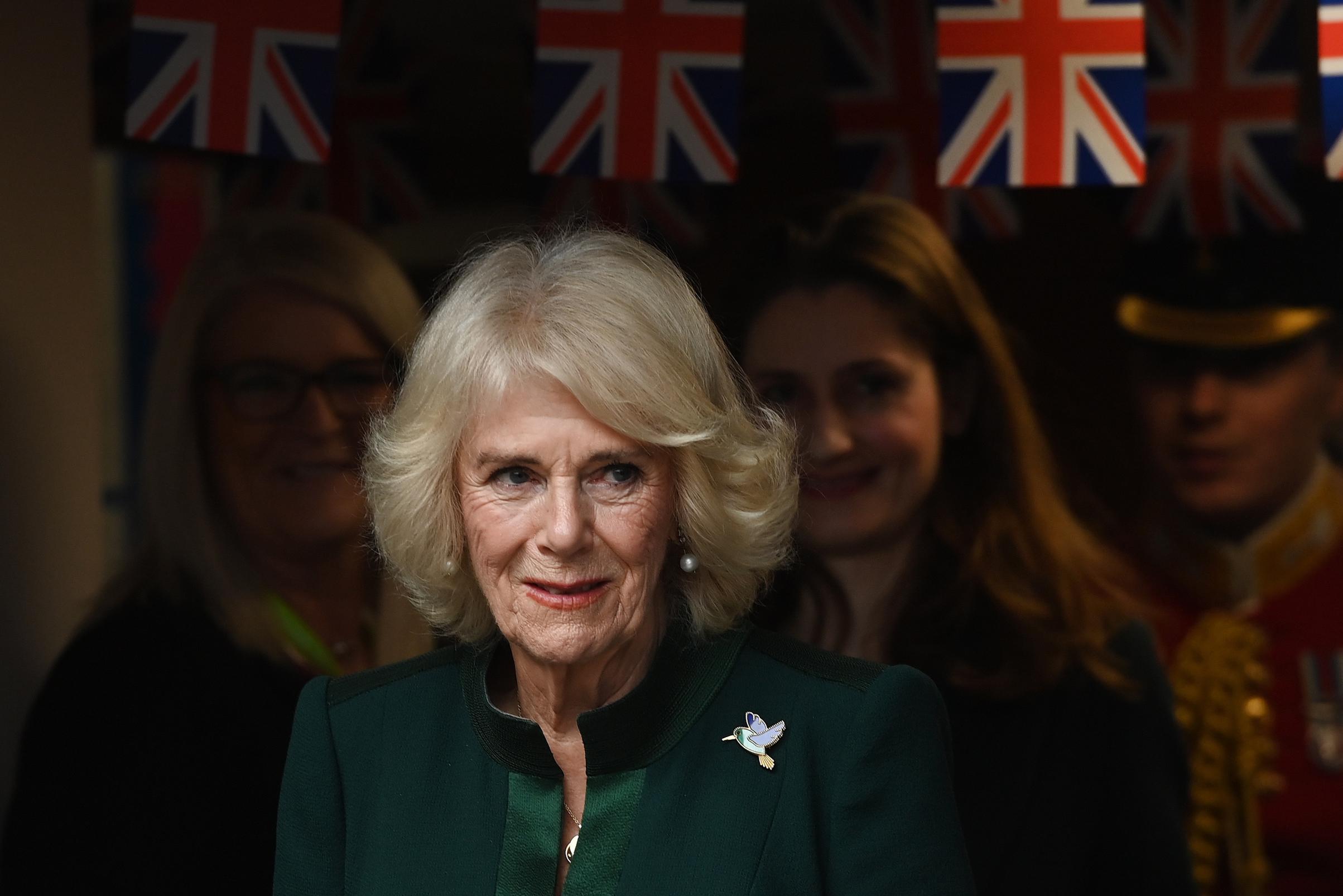 Come Camilla è uscita con tradizioni secolari nella famiglia reale britannica dopo soli tre mesi