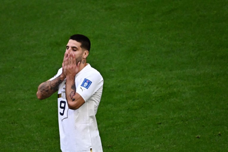 Vier ‘Belgische’ goals in Kameroen vs. Servië, maar Mitrovic (ex-Anderlecht) laat de zege liggen