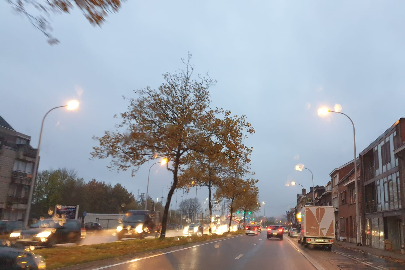 Nieuwe kanaalbrug in Hasselt blijkt wondermiddel tegen ochtendfiles, ondanks de regen