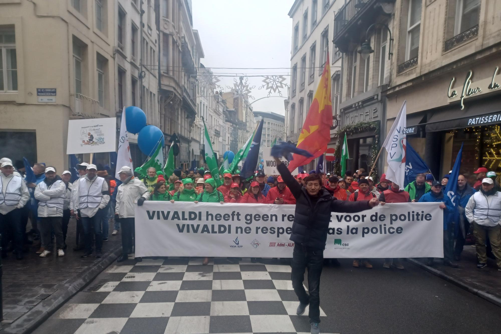 Ontgoochelde politiemensen betogen in Brussel tegen justitie en politiek: “Wat hebben wij Quickie en die Vivaldi-bende eigenlijk misdaan?”