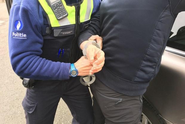 Dealer rijdt in op politieagent tijdens vluchtpoging