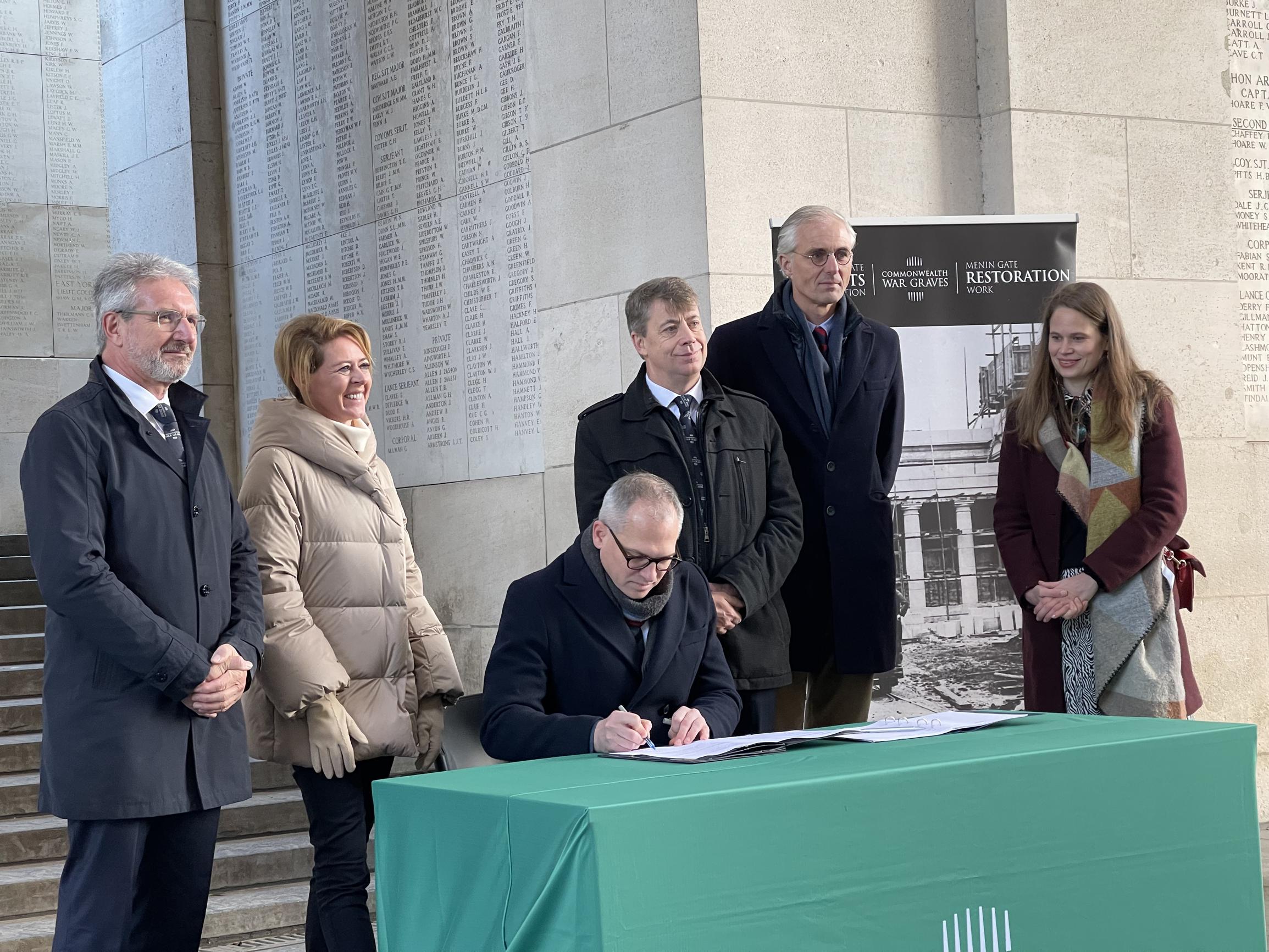 Dak Menenpoort kleurt groen, met steun van erfgoedminister: “Werken van 2  jaar, maar verkeer en Last Post blijven mogelijk” (Ieper)