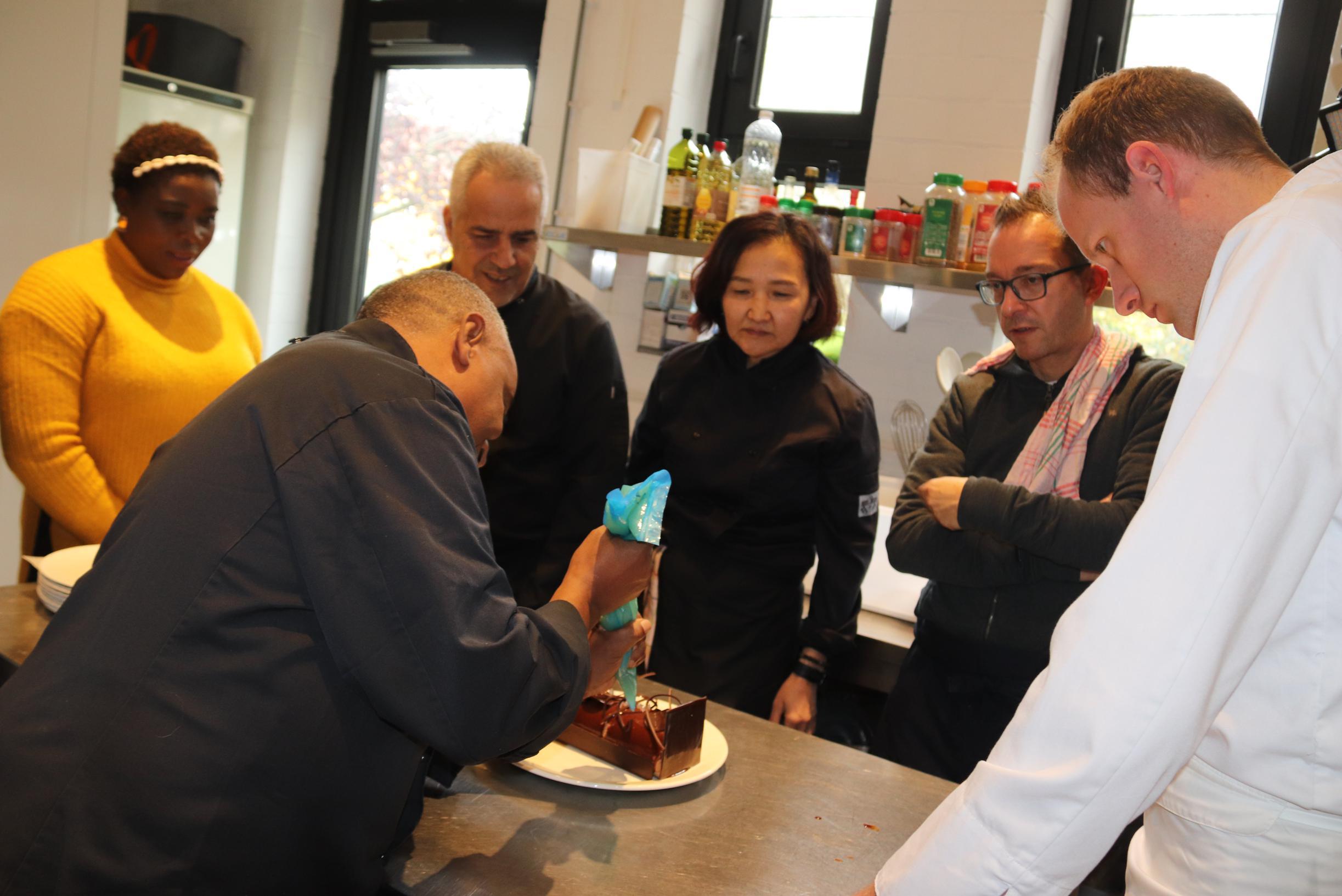 Koks buurtrestaurants gaan in de leer bij sterrenchef voor hun feestmenu: “Velouté van kastanje wordt een uitdaging”