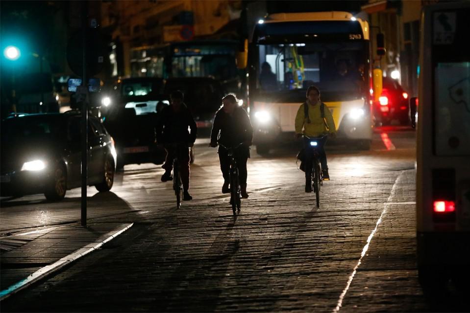 Jonge Fietsers Zonder Licht Krijgen Jongeren-proces-verbaal: “Ze Moeten ...