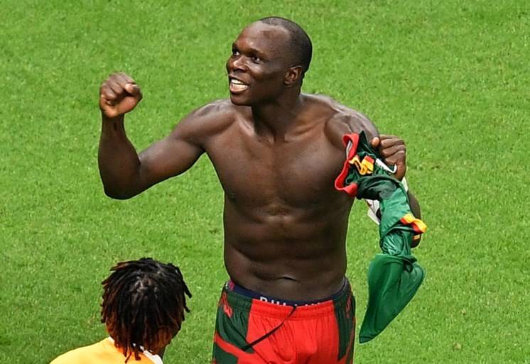 Камерун атакует Бразилию, забив гол в добавленное время, великий герой Винсент Абубакар краснеет, празднуя