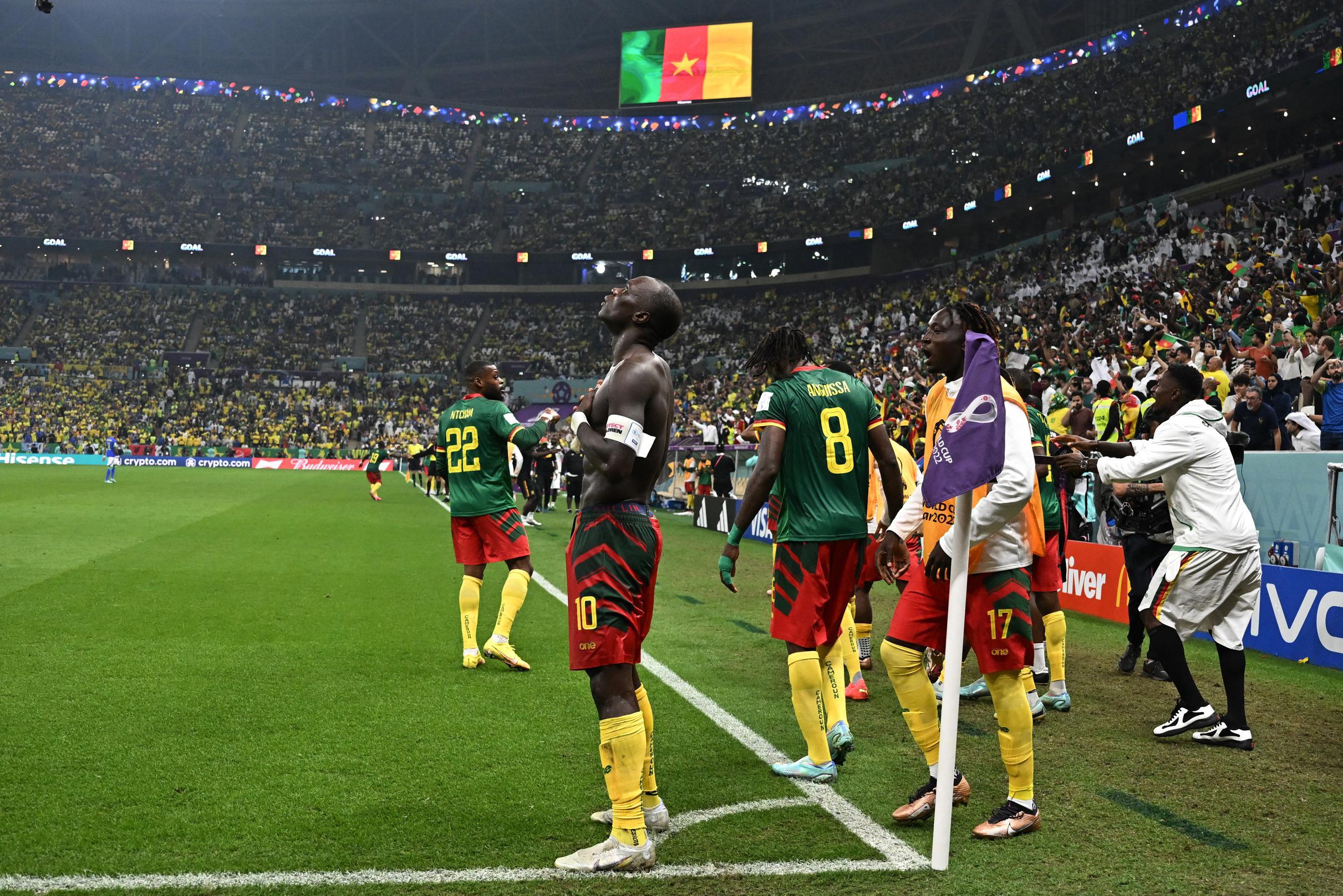 Камерун атакует Бразилию, забив гол в добавленное время, великий герой Винсент Абубакар краснеет, празднуя