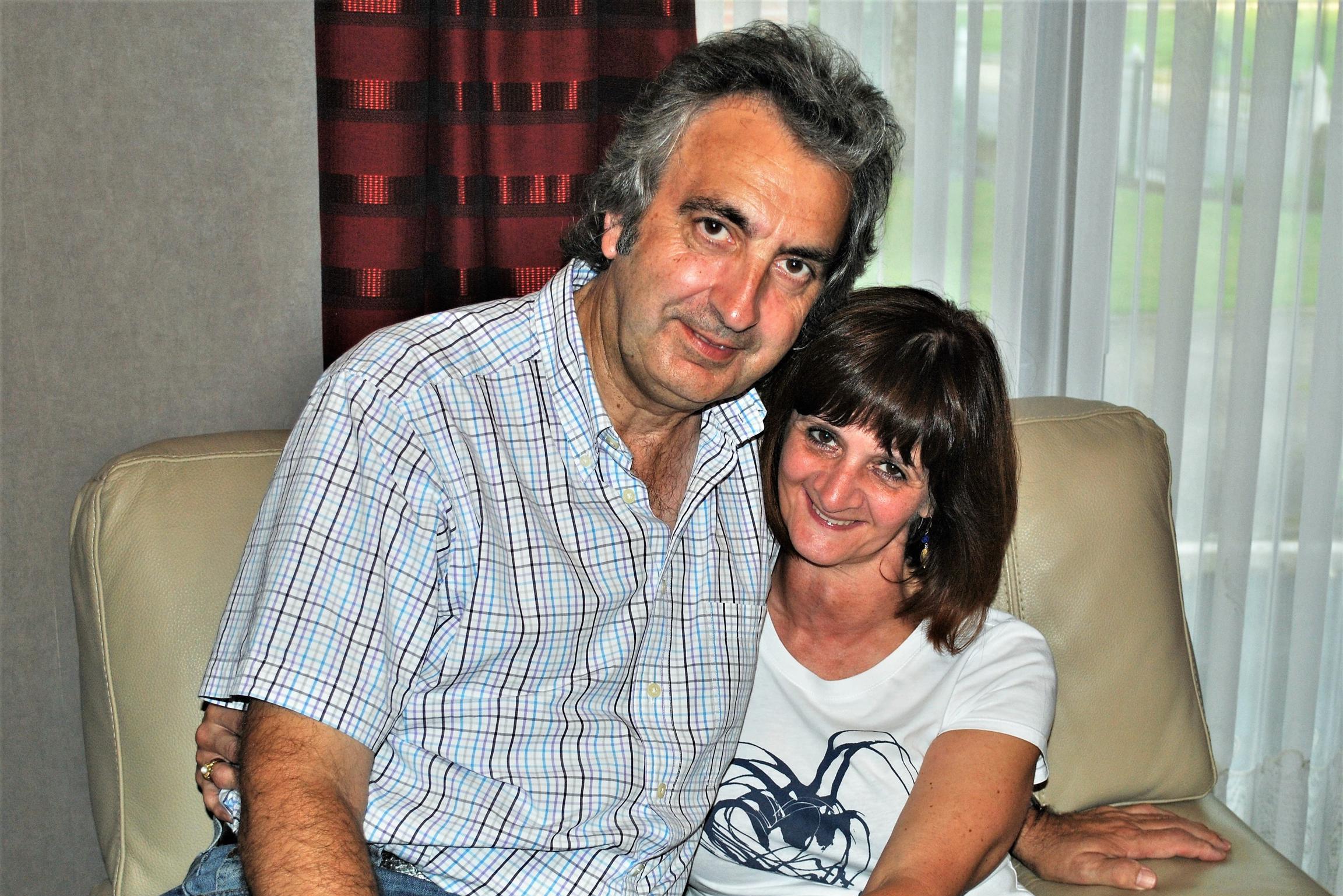Paul (68) schrijft en zingt kerstnummer voor zijn overleden echtgenote: “Mijn manier om haar te bedanken”