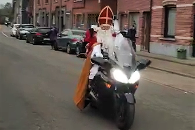 Sinterklaas komt toe … met de moto