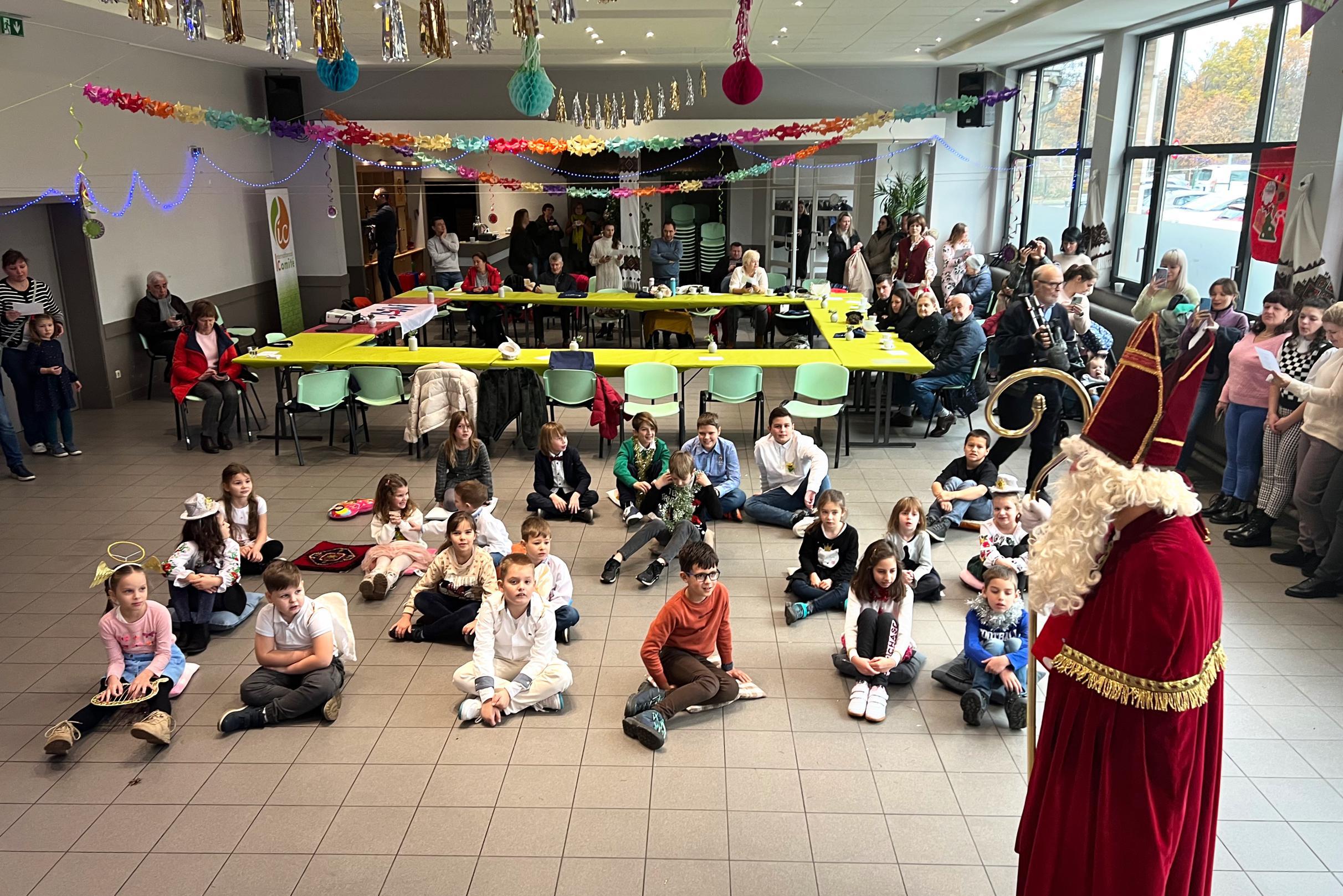 Sint, Limburgse vlaai en Piñata voor Oekraïense kinderen in Genk