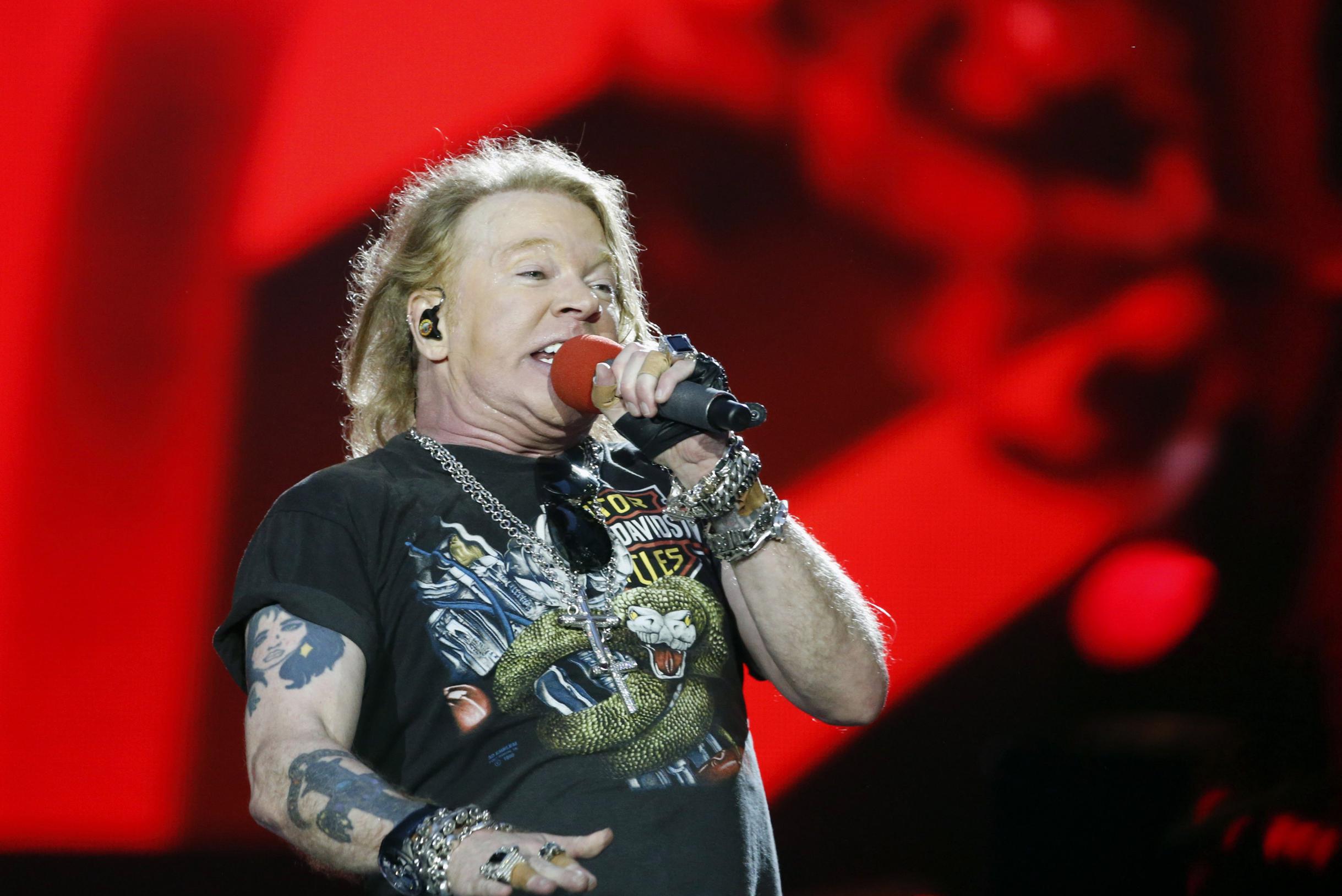 Una fan dei Guns N’ Roses si mette il microfono in faccia, il cantante Axl Rose risponde: “Lo facciamo da 30 anni, ma adesso smettiamo”