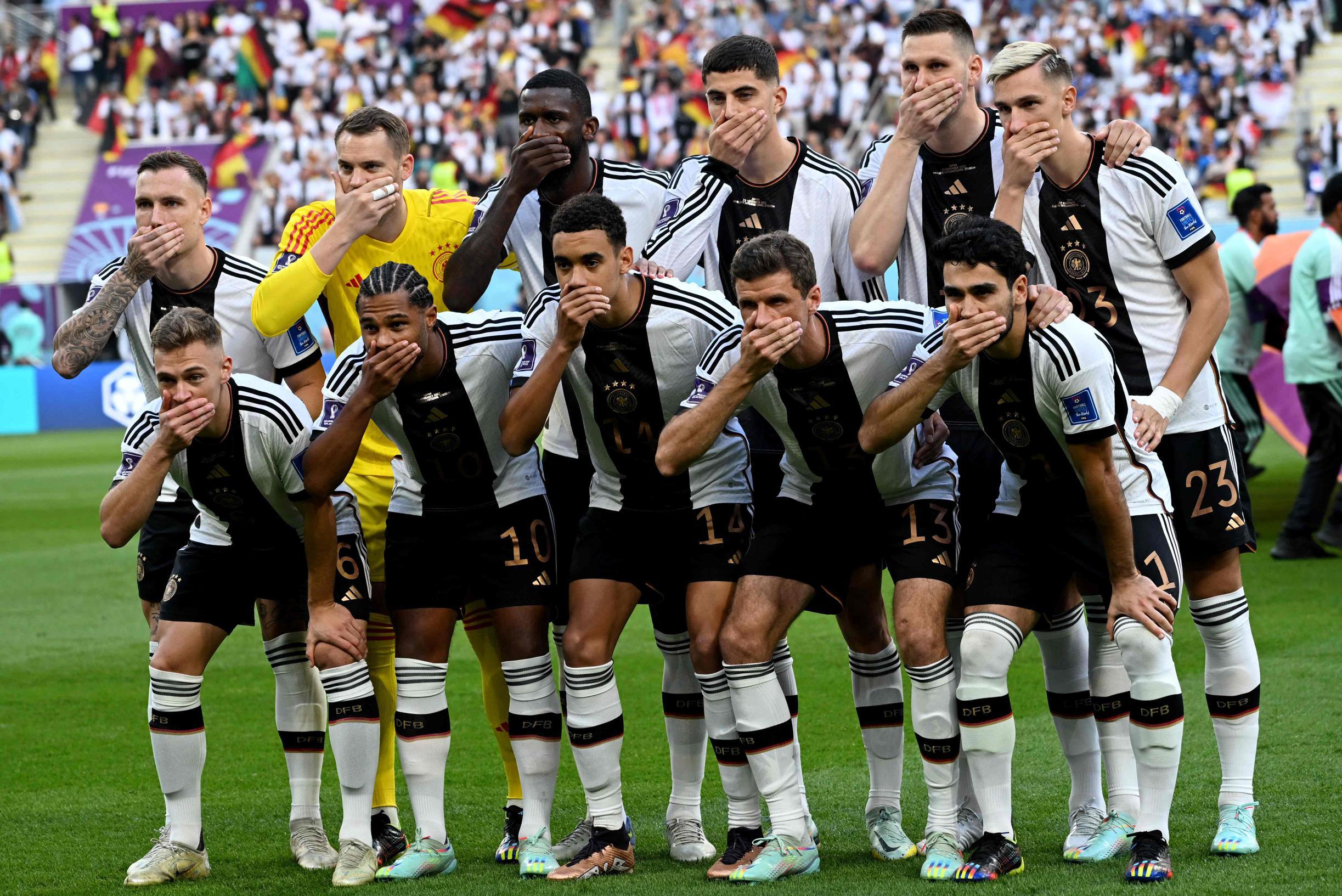 Чувствовали ли игроки сборной Германии давление из-за уже культовой фотографии с чемпионата мира?  За протестом стояли только два игрока.