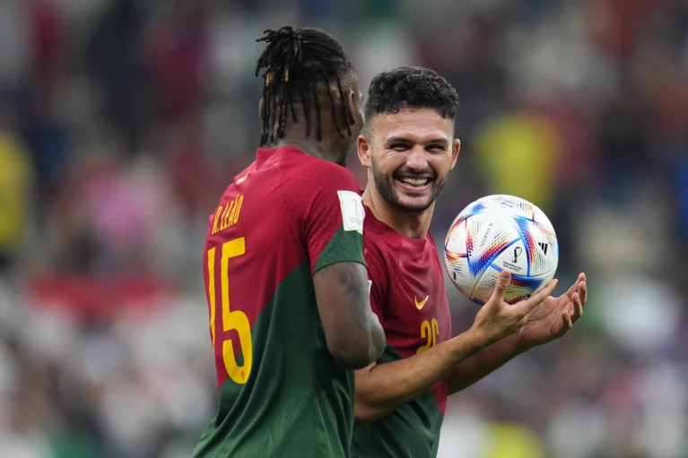 Vervanger van Ronaldo schiet freewheelend Portugal met drie goals naar de kwartfinale