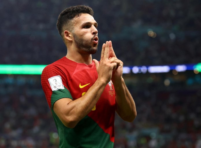 Vervanger van Ronaldo schiet freewheelend Portugal met drie goals naar de kwartfinale
