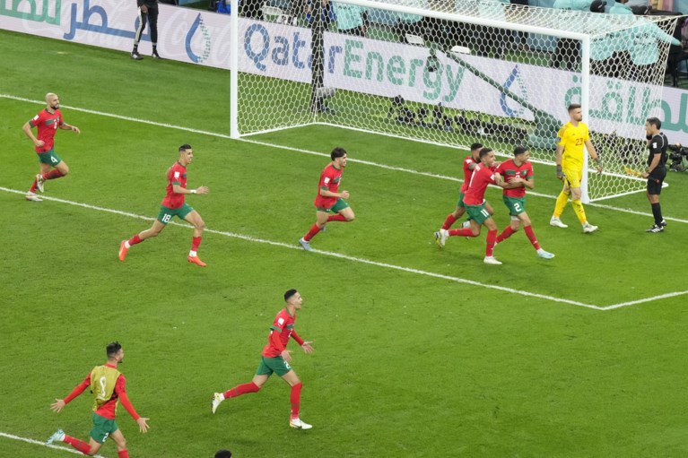 Wat een stunt: Spanje mist drie strafschoppen, Marokko zorgt voor grote verrassing op het WK en plaatst zich voor de eerste keer ooit voor de kwartfinales