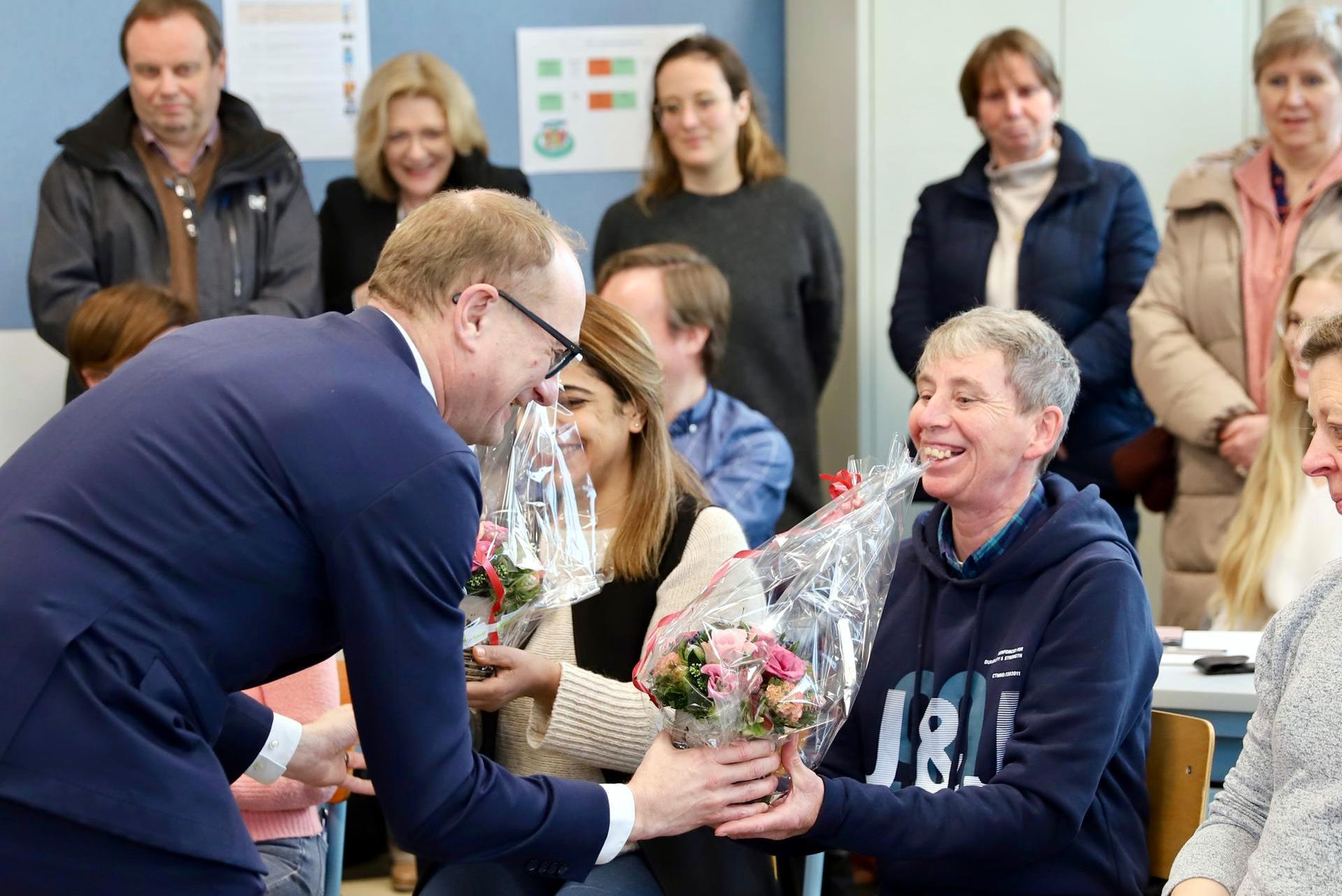 Minister Zet Poetsmedewerkers Van Sint-Angela In De Bloemetjes (Ternat ...