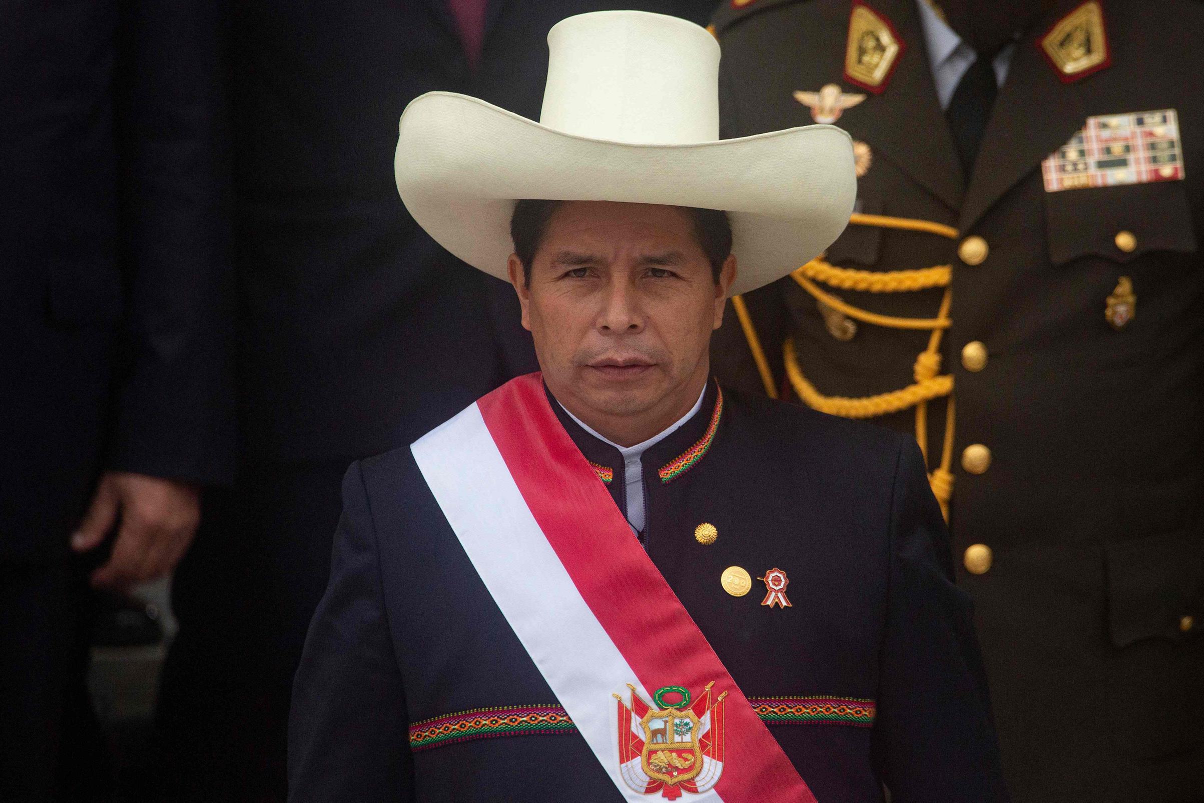 Президент Перу сверг Кастильо и арестовал его по обвинению в попытке государственного переворота.