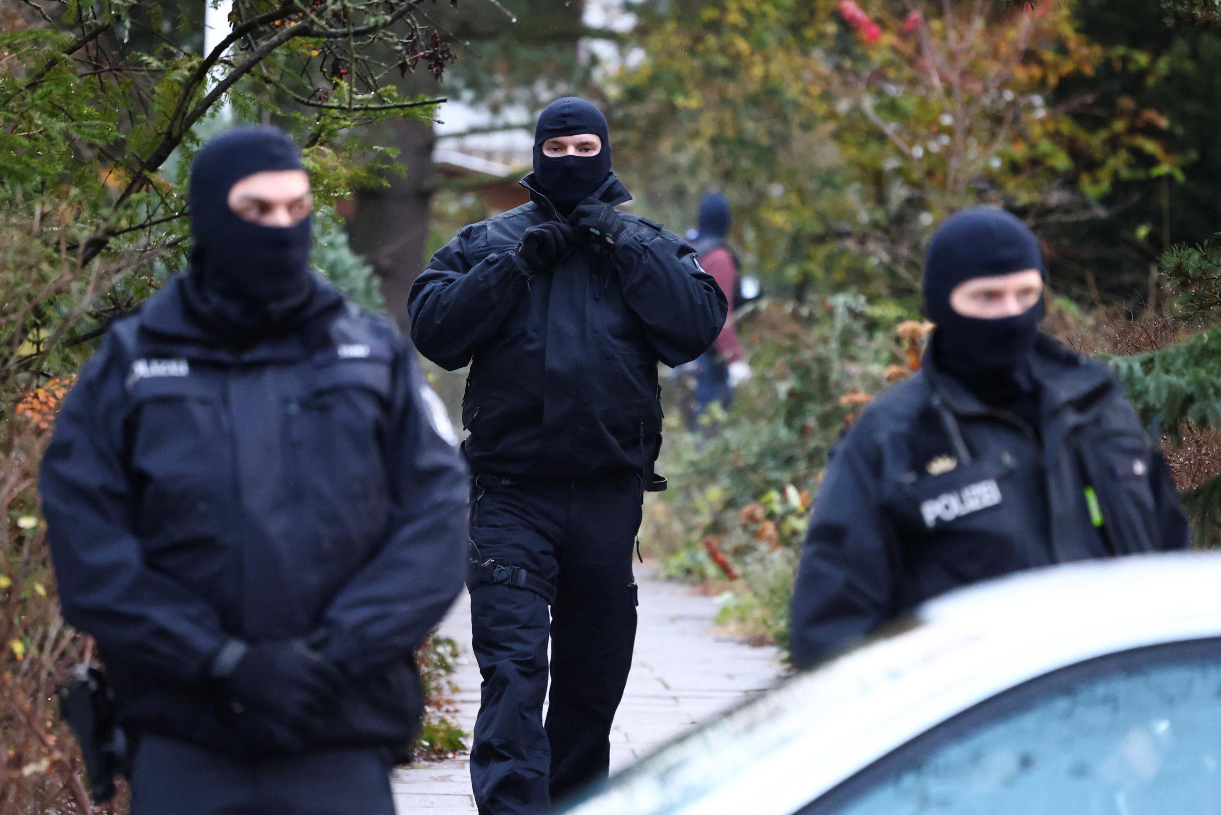 Die deutsche Polizei nimmt 25 Rechtsextremisten fest, die das Parlament stürmen und einen Putsch durchführen wollten