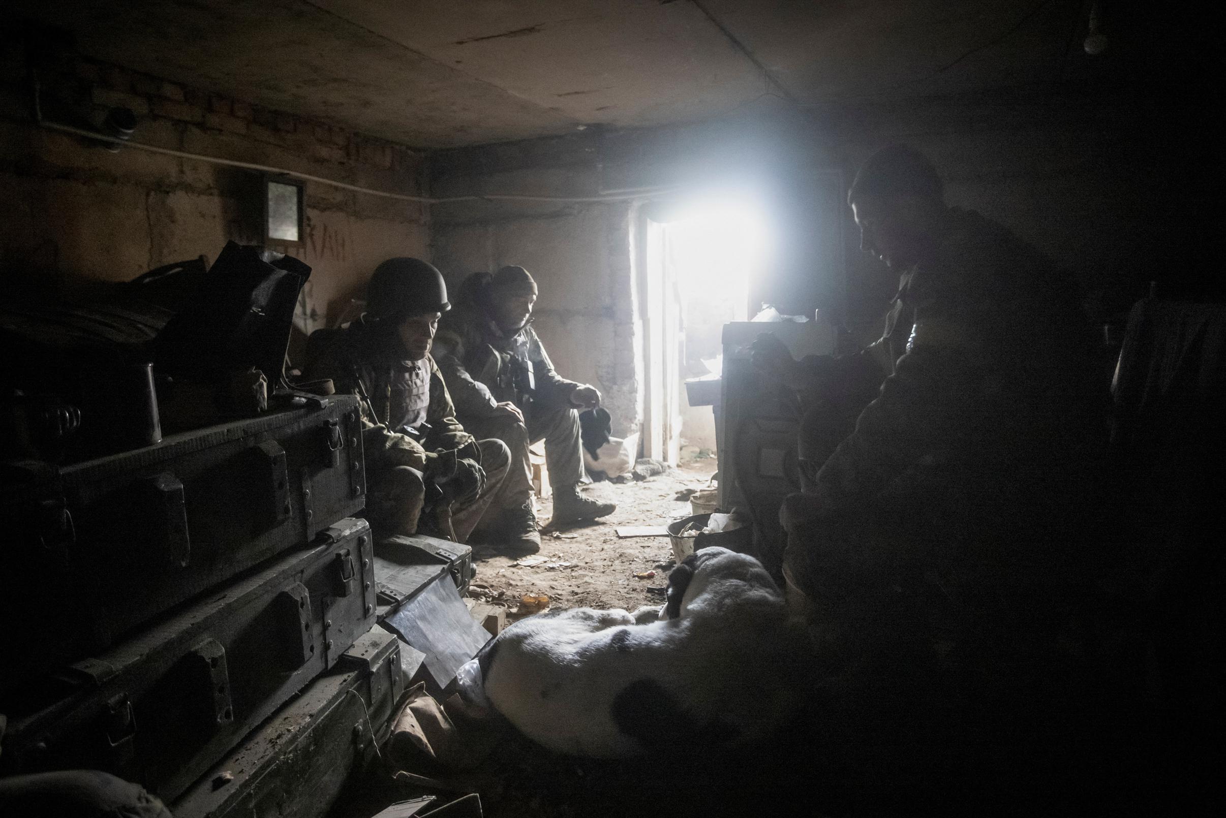 Un soldato ucraino testimonia dell’orrore di Bashmut: “Non avevamo un sacco a pelo e non c’era nemmeno cibo caldo”
