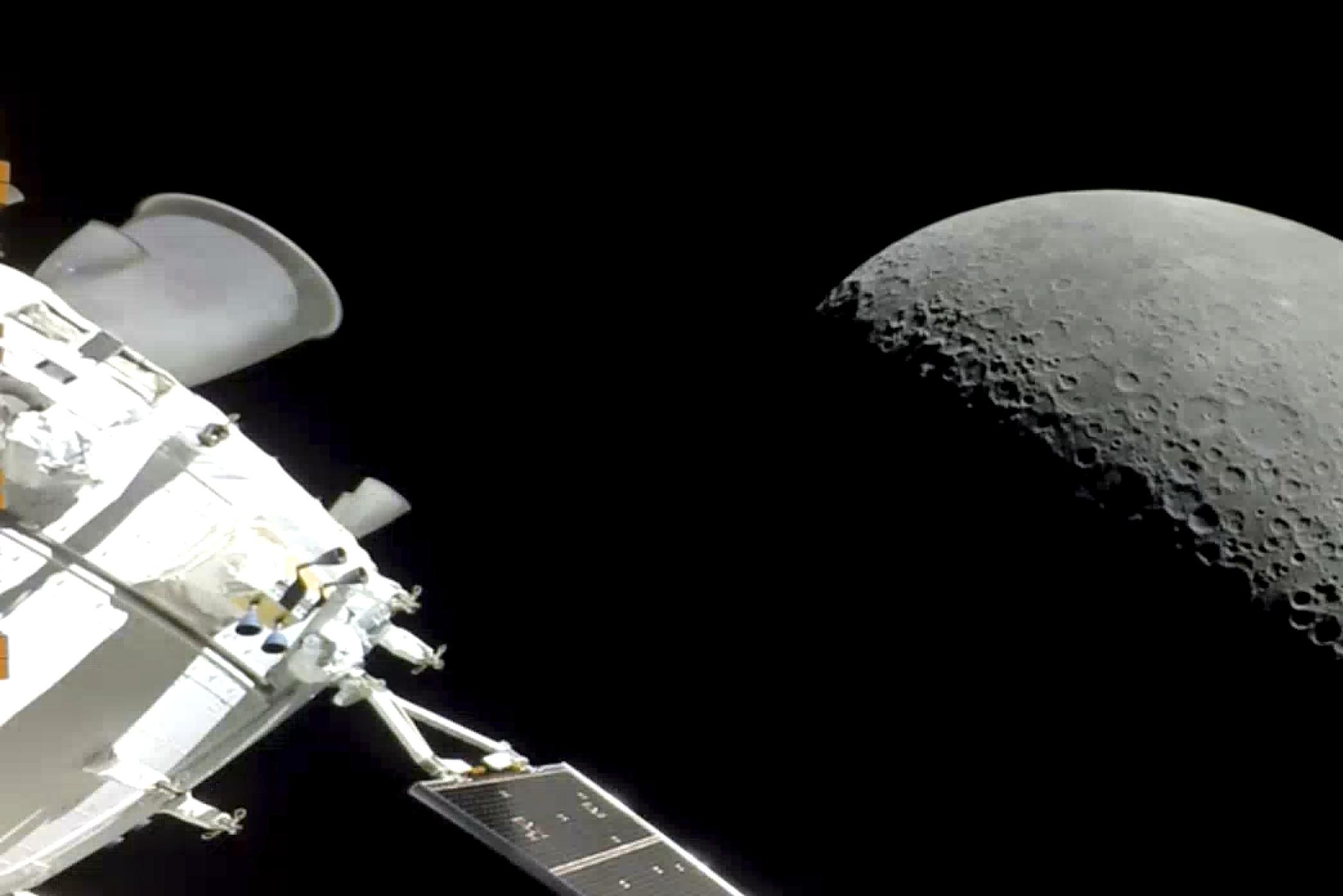 «Орион» вернулся на Землю после испытательного полета, а новый космический корабль уже отправляется: успешно запущена первая частная лунная миссия