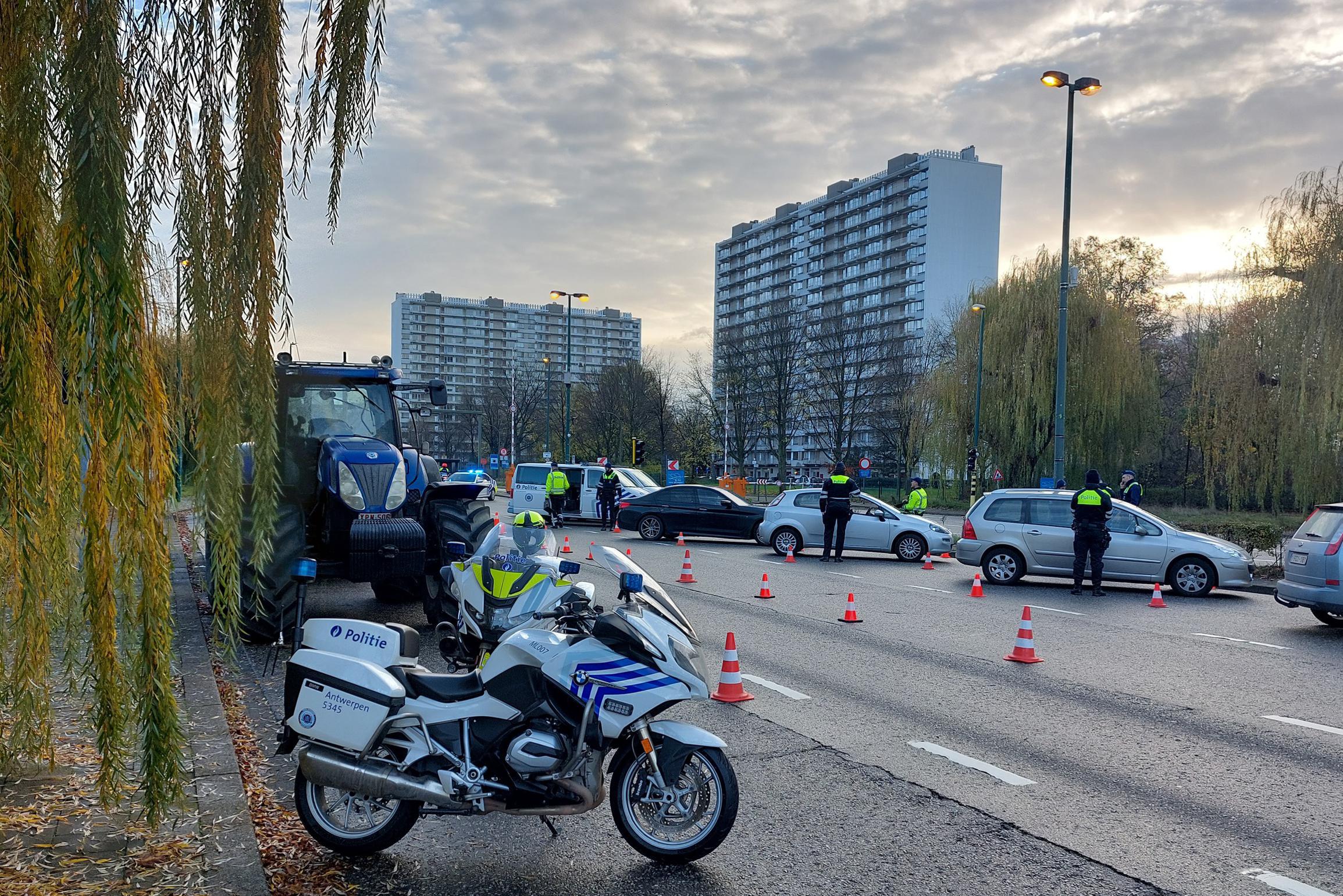 Geseinde Man Onder Invloed Van Alcohol Veroorzaakt Kettingbotsing ...