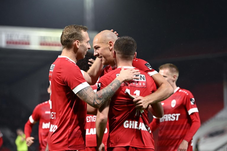 Antwerp rekent na de pauze helemaal af met tienkoppig Standard en plaatst zich vlot voor de kwartfinales van de Croky Cup