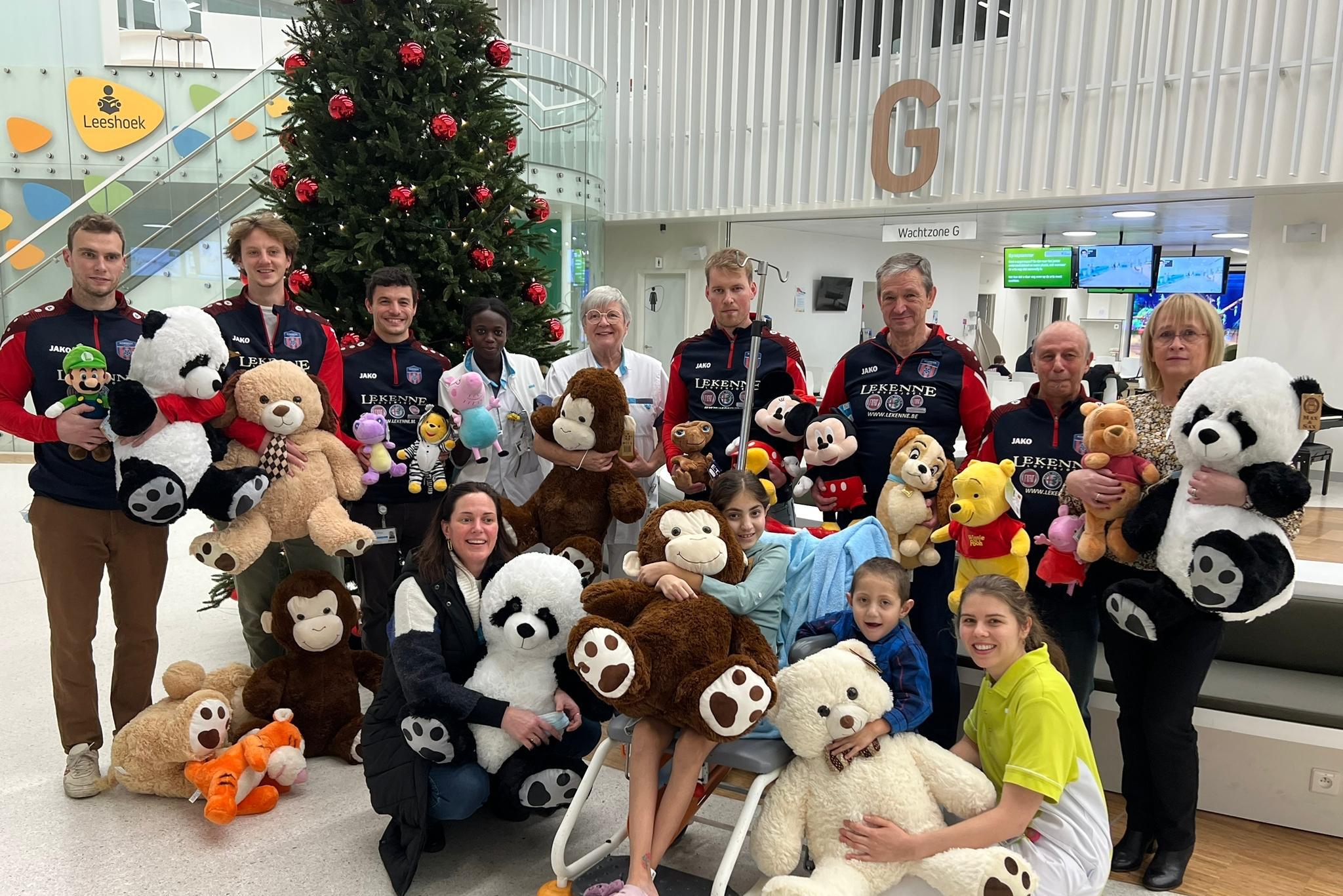 Voetbalclub doneert 120 knuffelberen aan kinderziekenhuis