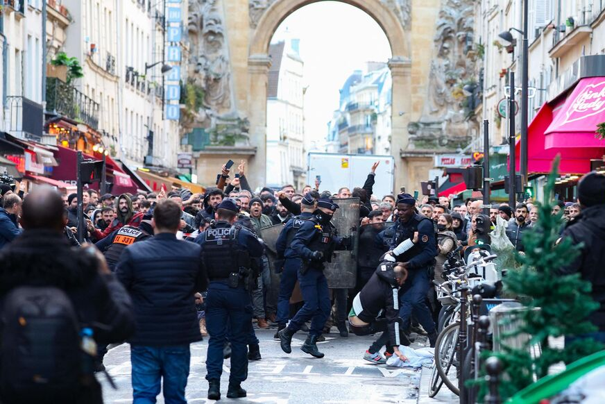 Tre uccisi in disordini a Parigi dopo una sparatoria in un centro culturale curdo