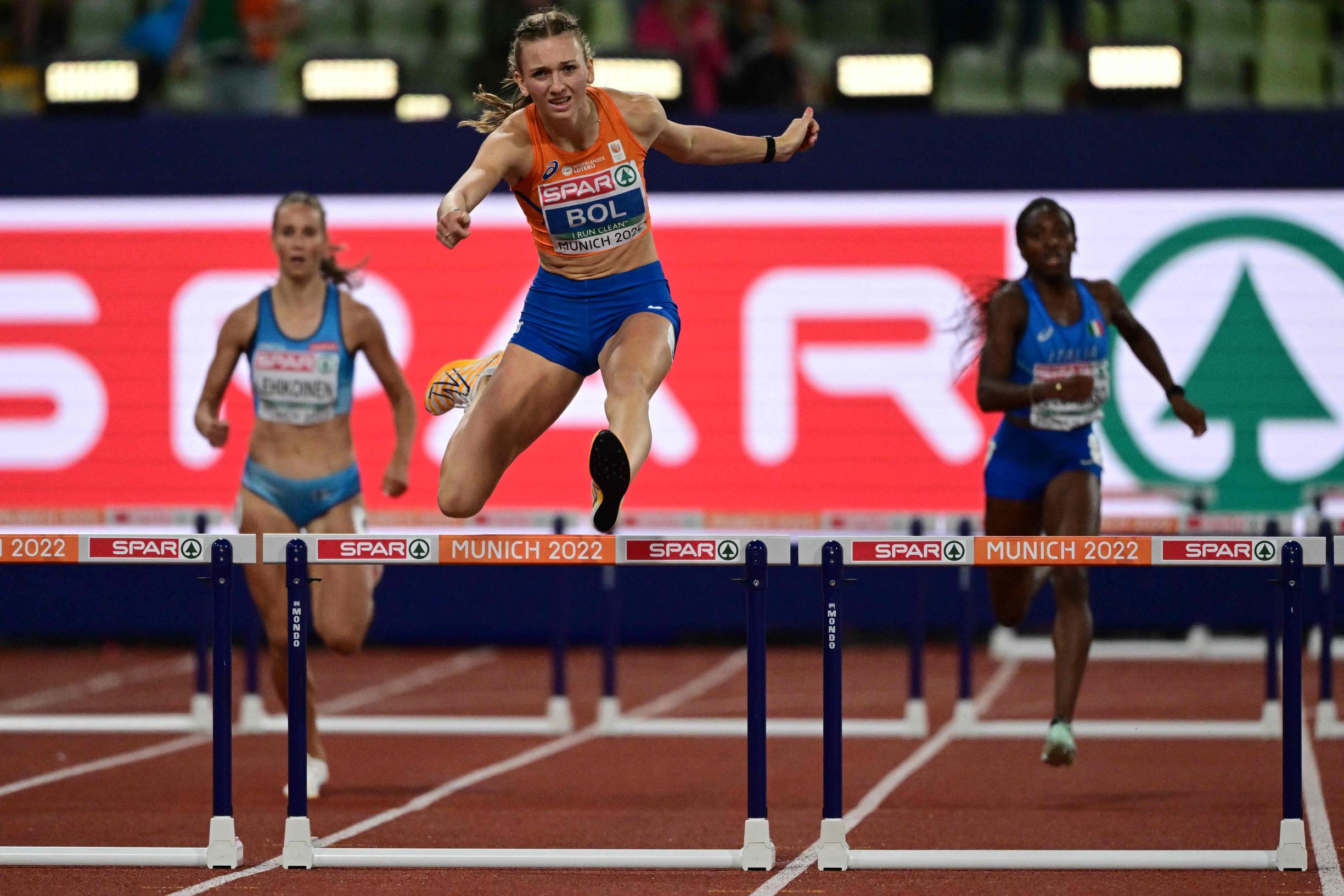 Nederlands atletiekfenomeen Femke Bol kijkt terug op voorbije jaar waarin  ze medailles aan elkaar reeg: “Wow, heb ik dit allemaal gedaan?” | Het  Nieuwsblad Mobile